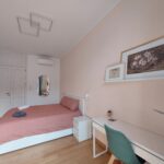 Camera da letto con copriletto rosa e scrivania bianca | Casa Vacanza San Salvario