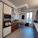 Cucina moderna con mobili bianchi e legno | Casa Vacanza San Salvario